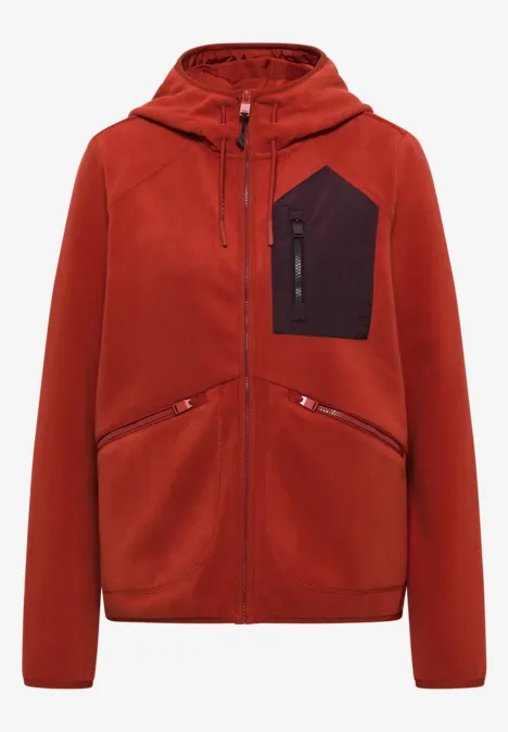 Rotes Fleece-Hoodie mit Kapuze, Front-Reißverschluss, zwei schräge Reißverschlusstaschen und schwarzer Brusttasche.