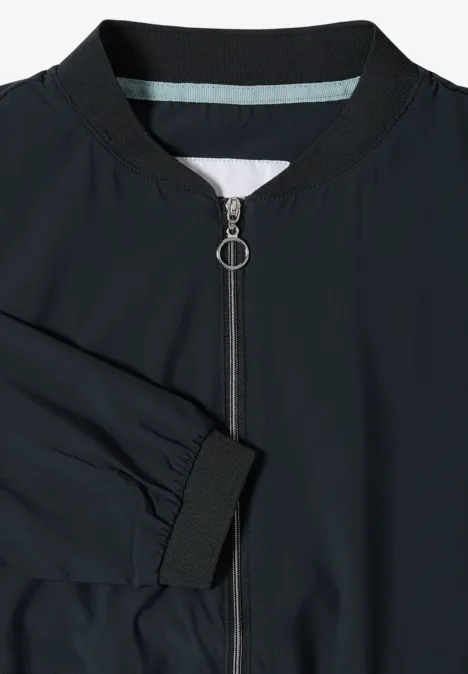 Blouson in Unifarbe mit Zipper palm breeze green Schwarze Bomberjacke mit silbernem Ringzippverschluss und geripptem Stehkragen, Detailansicht.