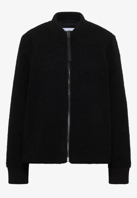 Schwarze, flauschige Jacke mit Reißverschluss, Stehkragen und Rippbündchen.