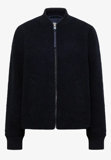Schwarze Teddy-Fleecejacke mit Reißverschluss, Rippenbündchen an Ärmeln und Kragen.