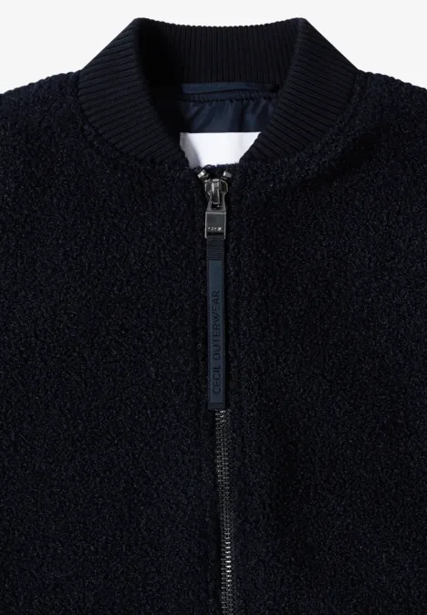 Schwarze, flauschige Fleece-Bomberjacke mit durchgehendem Reißverschluss und geripptem Kragen.