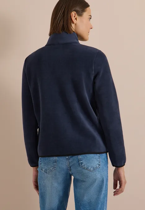 Fleecejacke mit Zipper und Stehkragen dark navy blue Frau steht mit dem Rücken zur Kamera und trägt einen dunkelblauen Fleece-Pullover und blaue Jeans.