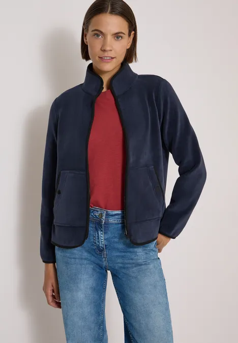 Fleecejacke mit Zipper und Stehkragen dark navy blue Junge Frau trägt dunkelblaue Fleecejacke, rotes Shirt und Jeans.