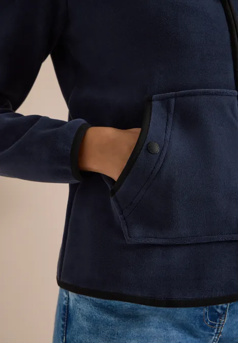 Fleecejacke mit Zipper und Stehkragen dark navy blue Person trägt dunkelblaue Fleecejacke mit Kängurutasche, Hand in Tasche, kombiniert mit Jeans.
