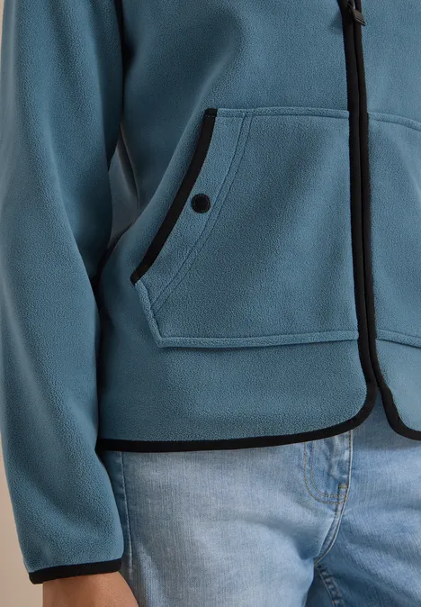 Fleecejacke mit Zipper und Stehkragen mountain air blue Blauer Kapuzenpullover mit schwarzen Kanten und Tasche, dazu Jeans