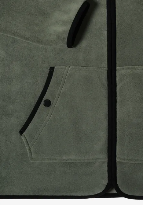 Fleecejacke mit Zipper und Stehkragen shadow khaki Nahaufnahme eines graugrünen Fleecejacke-Vorderteils mit schwarzem Reißverschluss und Tasche.