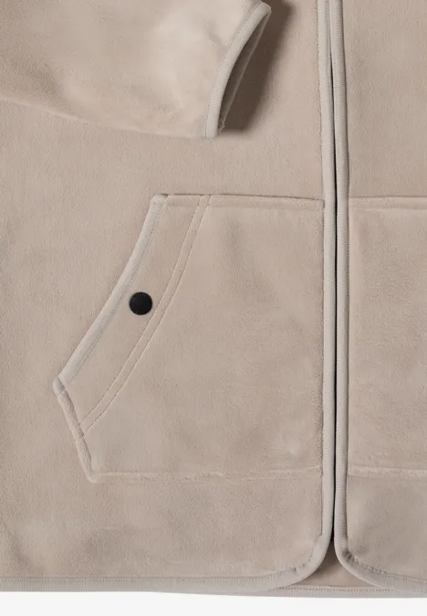 Fleecejacke mit Zipper und Stehkragen powder beige Nahaufnahme einer beigen Fleecejacke mit aufgesetzter Tasche und schwarzem Druckknopf.