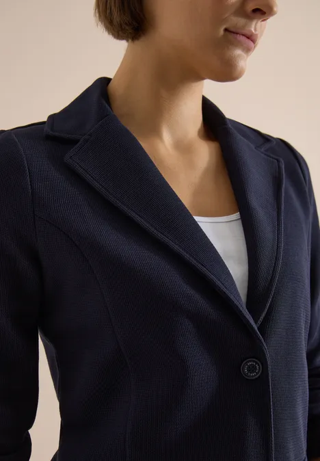 Blazer mit Struktur in Unifarbe urban dark blue Halbnahes Porträt einer Frau in dunkelblauem Blazer und weißem Top