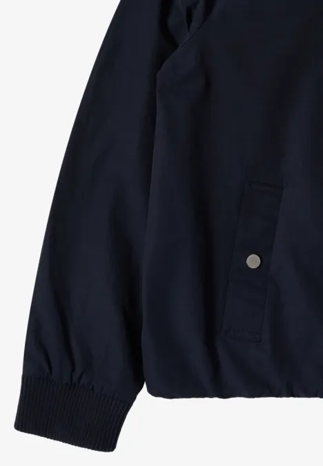 Blouson mit Hemdblusenkragen urban dark blue Dunkelblaue Jacke mit elastischem Ärmelbündchen und seitlicher Tasche mit Druckknopf.