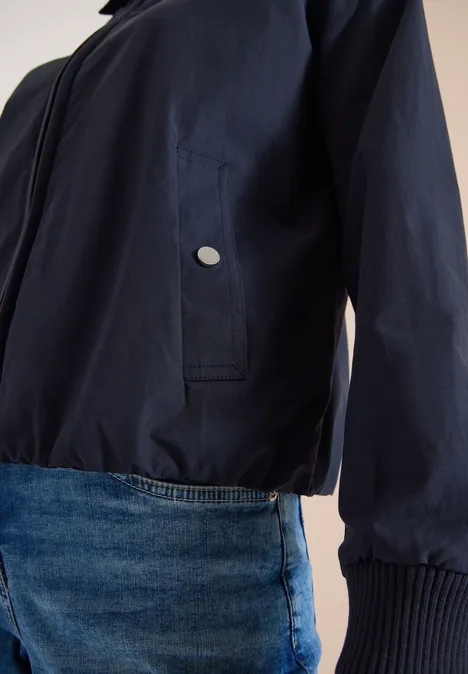 Blouson mit Hemdblusenkragen urban dark blue Dunkelblaue leichte Jacke mit seitlicher Tasche und blauer Jeans im Hintergrund