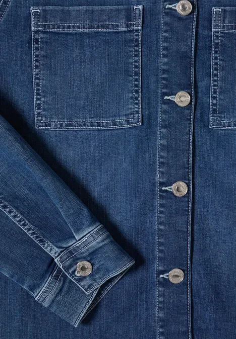Dunkelblaue Jeansjacke mit aufgesetzten Taschen, Metallknöpfen und Manschetten