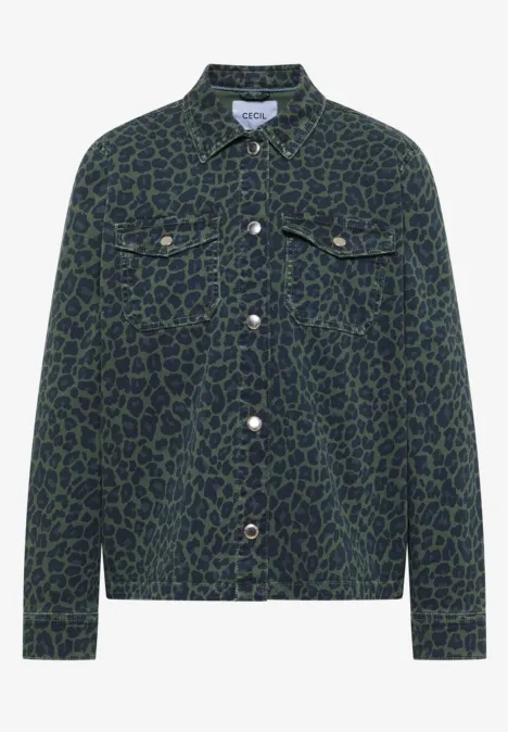 Jeansjacke mit grünem Leopardenmuster, Knopfleiste, Brusttaschen und klassischem Kragen.
