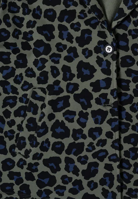 Olivgroene stof met blauw-zwarte luipaardprint en zichtbare knoop