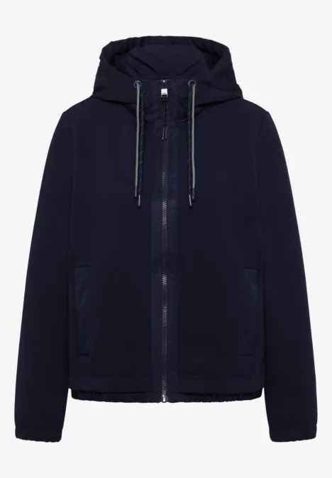 Dunkelblaue Kapuzenjacke mit durchgehendem Front-Reißverschluss und seitlichen Taschen.