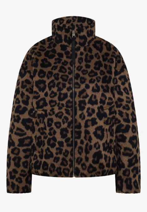 Braune Daunenjacke mit Leopardenmuster und hohem Kragen.