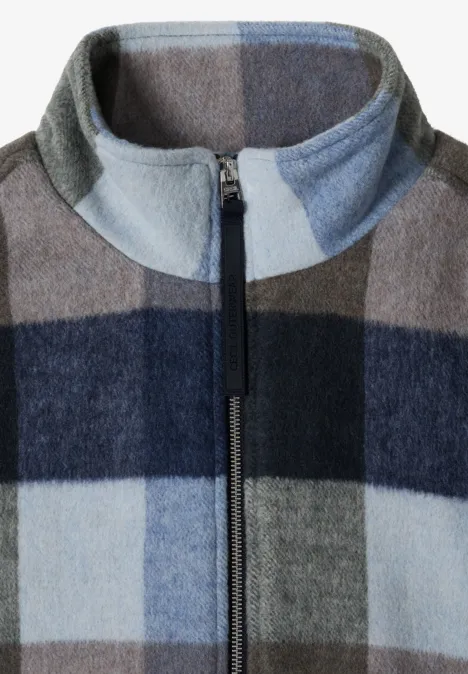 Kuschelige Fleecejacke mit Reißverschluss, blau-grau kariert und hohem Stehkragen.