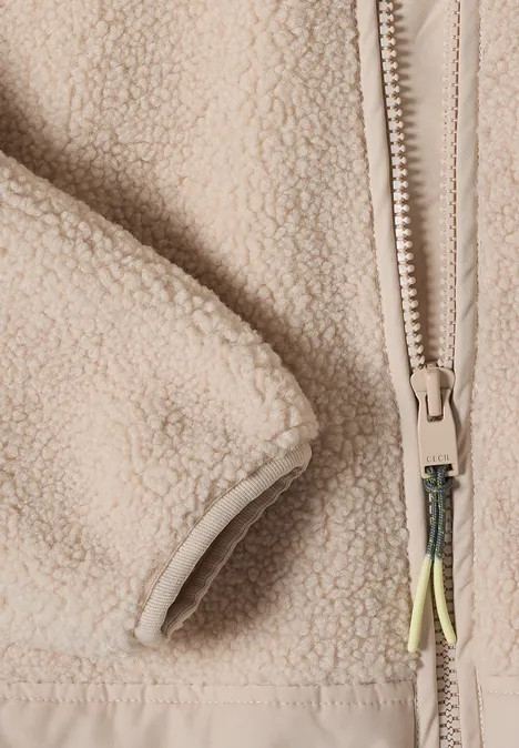 Beige Sherpa-Fleecejacke mit durchgehendem Reißverschluss und Nahttaschen.