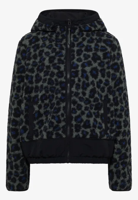 Dunkle Kapuzenjacke mit blaugrauem Leopardenmuster, Reißverschluss, Taschen und Rippbündchen an Ärmeln und Saum.