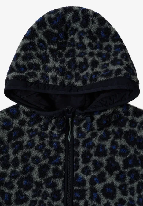 Flauschiger Kapuzen-Fleece in Grau mit schwarzem Leopardmuster, dezenten blauen Akzenten und durchgehendem Reißverschluss.