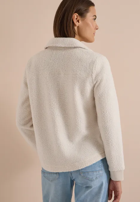 Teddy-Overshirt mit Knopfleiste teddy vanilla white Frau von hinten trägt weiße Teddy-Fleece-Jacke und Jeans vor hellem Hintergrund.