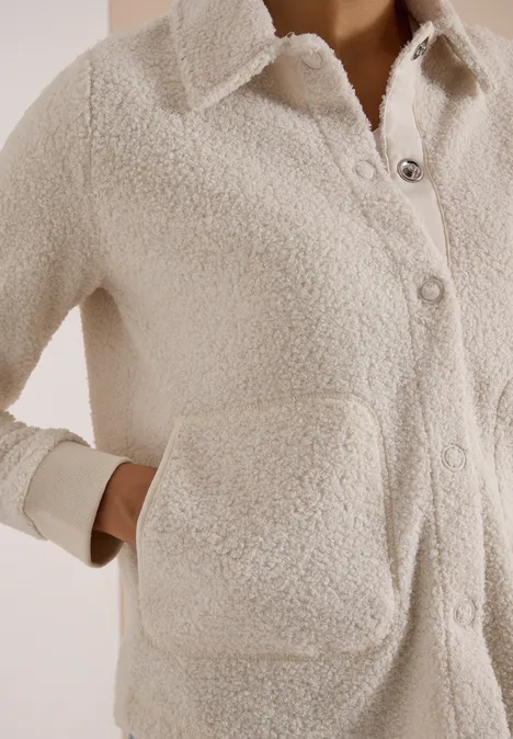 Teddy-Overshirt mit Knopfleiste teddy vanilla white Damen-Teddyjacke in Creme mit Umlegekragen, Knopfleiste und aufgesetzter Tasche