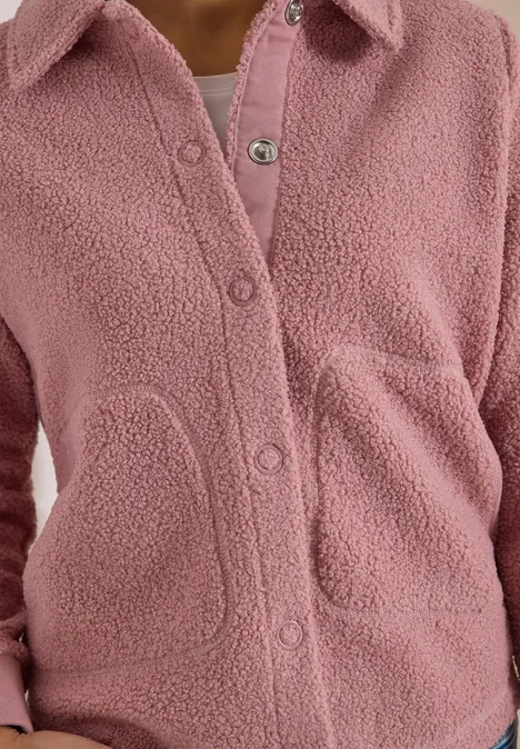 Rosa Sherpa-Fleece-Jacke mit Druckknöpfen und Tasche, gemütlich und stylisch.