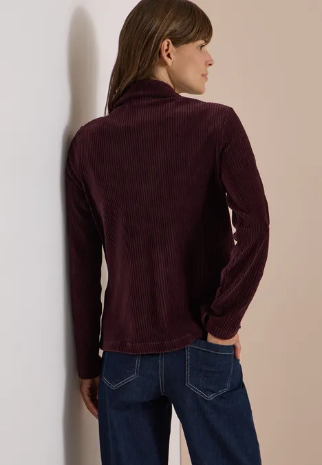 Jerseycord Blazer in Unifarbe berry red Frau trägt weinrotes Fleece mit Stehkragen und Jeans, Rückenansicht vor neutralem Hintergrund.