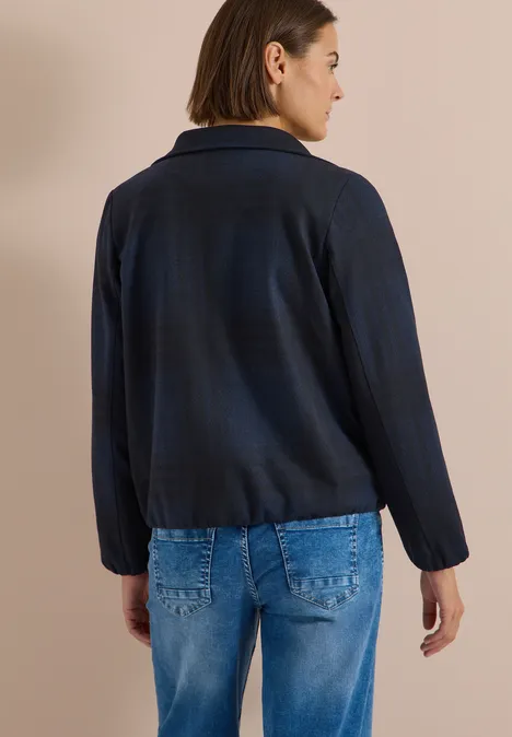 Karierte Jacke in Wolloptik mit Stehkragen urban dark blue melange Frau von hinten in dunkelblauer Jacke mit Schalkragen und blauen Jeans