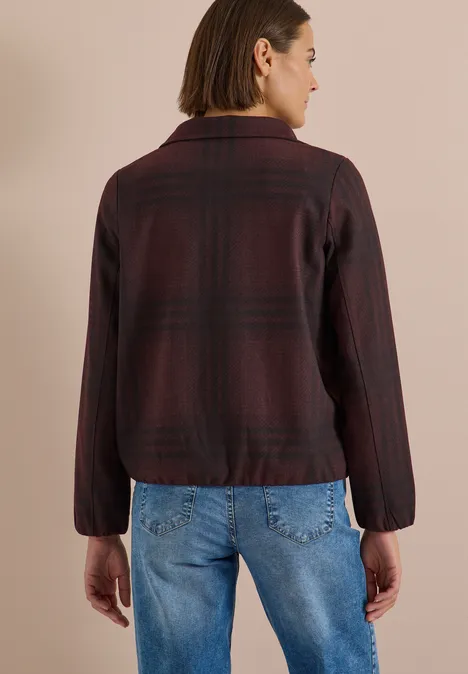 Karierte Jacke in Wolloptik mit Stehkragen red wine melange Rückansicht einer Frau mit schulterlangem Haar, die eine karierte, burgunderfarbene Jacke und blaue Jeans trägt.