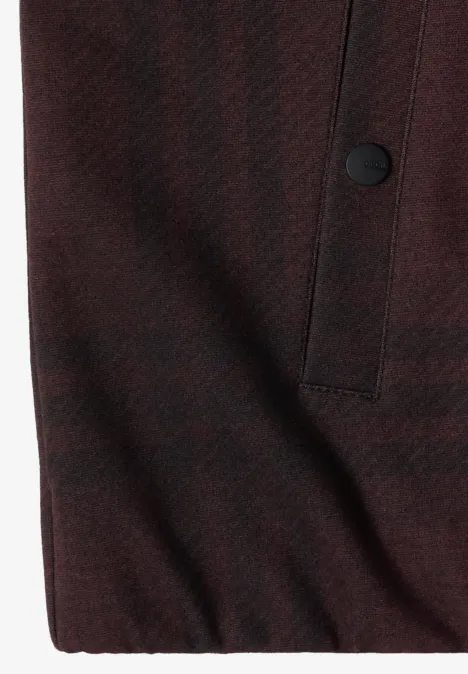 Karierte Jacke in Wolloptik mit Stehkragen red wine melange Nahaufnahme eines braunen Wollstoffs mit aufgesetzter Tasche und dunklem Druckknopf