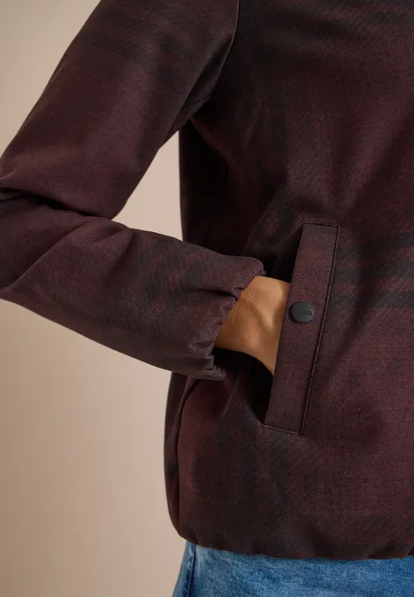 Karierte Jacke in Wolloptik mit Stehkragen red wine melange Person trägt bordeauxrote Jacke, Hand in seitlicher Tasche.