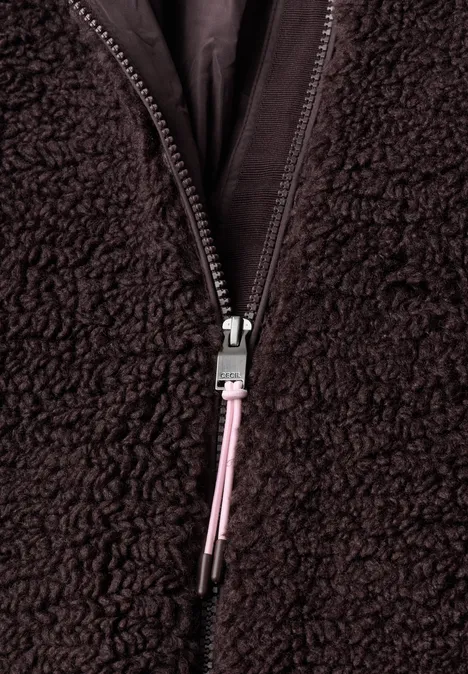 Teddy-Overshirt mit Scuba-Kapuze berry red Nahaufnahme eines dunklen Fleece-Reißverschlusses mit schwarzem Einsatz und pinkem Zipperzug.