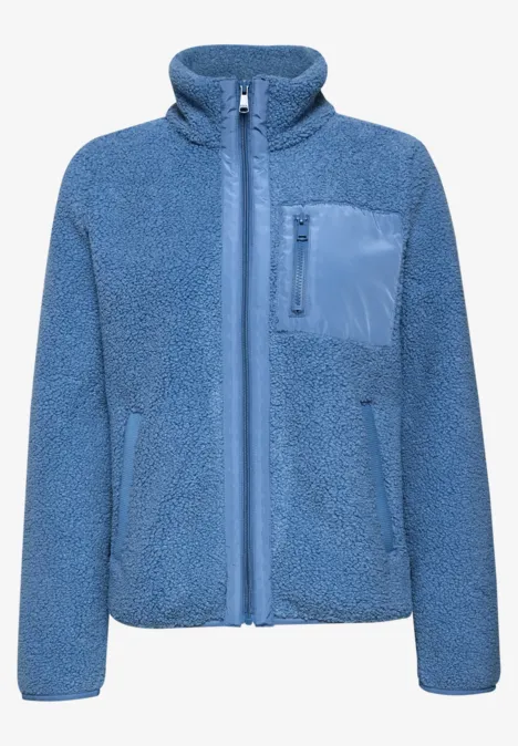 Blaue Fleecejacke mit Reißverschluss und Brusttasche.