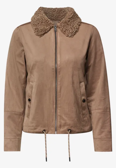 Velours Jacke mit Teddy-Kragen creamy mocha Braune Wildlederjacke mit Reißverschluss, Teddyfell-Kragen, Knöpfen an den Taschen und Kordelzug am Saum.