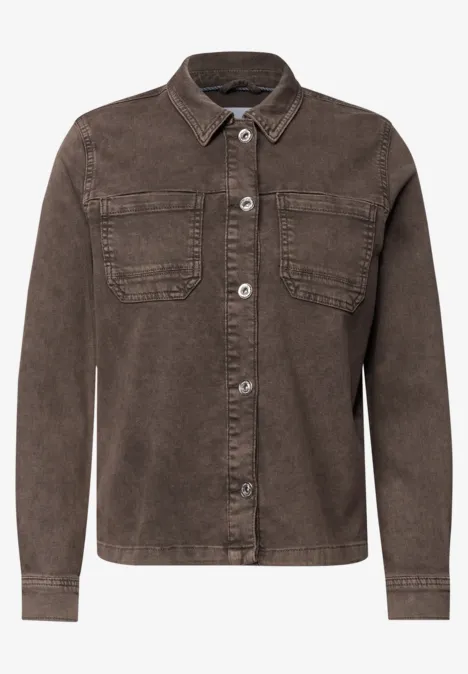 Braune Jeansjacke mit Hemdkragen, Knopfleiste und zwei aufgesetzten Brusttaschen.