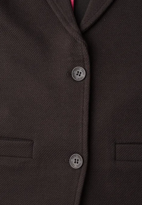 Bruine blazer van gestructureerde stof met twee knopen en zijzakken.