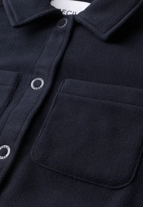 Schwarze Fleece-Jacke mit Fronttaschen, silbernen Druckknöpfen und klassischem Hemdkragen.