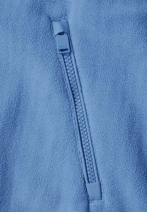 Detailaufnahme eines Reißverschlusses an hellblauem Fleece-Stoff