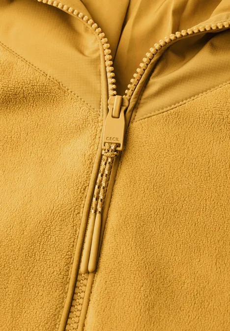 Fleecejas met capuchon en softshell-details golden honey Nahaufnahme eines gelben Fleecejacken-Reißverschlusses mit zwei Zipper-Pulls.