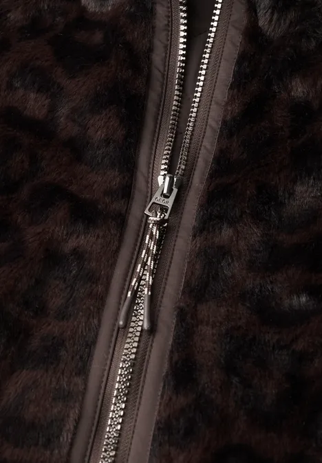 Fake Fur Jacke mit Softshell-Kapuze truffle brown Nahaufnahme eines silbernen Reißverschlusses an dunkelbraunem Fellstoff