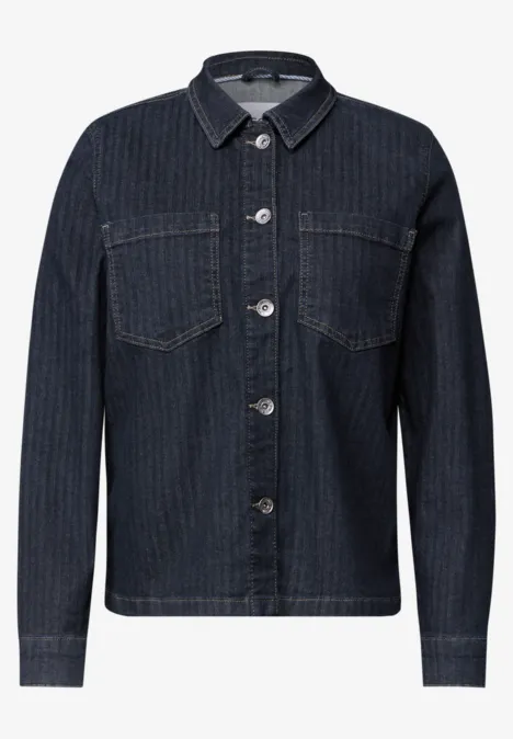 Veste en jean bleu foncé à col, boutons devant et deux poches poitrine.