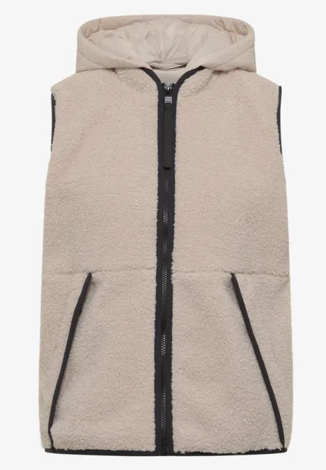 Ärmellose, cremefarbene Fleece-Weste mit Kapuze, schwarzem Reißverschluss und seitlichen Taschen.