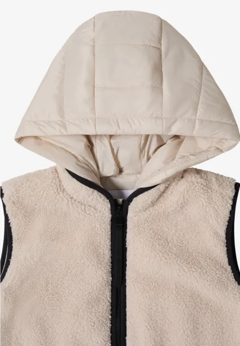 Beige ärmellose Fleece-Weste mit Kapuze und Reißverschluss.