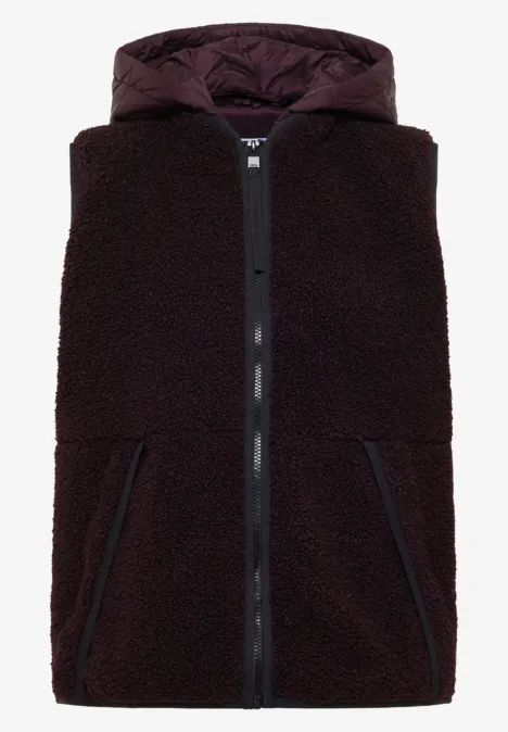 Ärmellose Fleece-Weste mit Kapuze, durchgehendem Reißverschluss und seitlichen Taschen in Dunkelbraun.