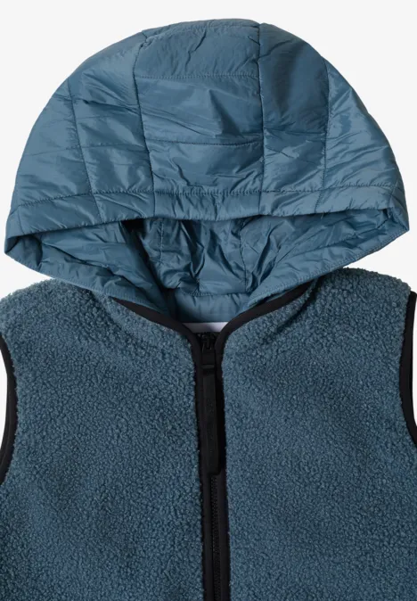 Blaue, ärmellose Fleece-Weste mit gesteppter, abnehmbarer Kapuze und Reißverschluss vorn.