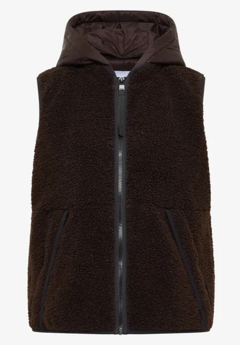 Braune, kuschelige Fleece-Weste mit Kapuze, Reißverschluss und seitlichen Taschen.