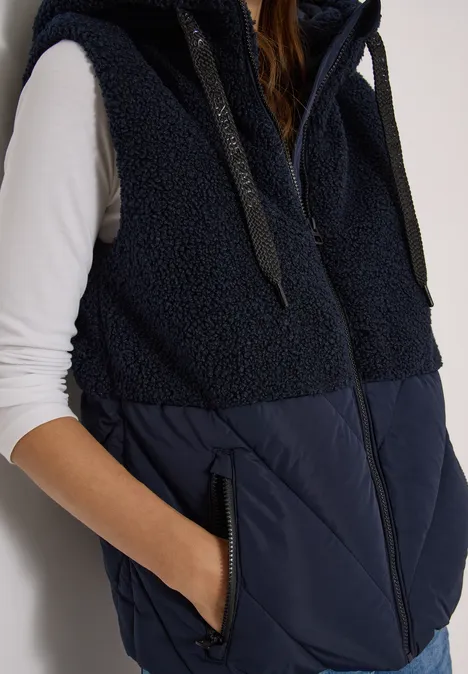 Teddy-Weste mit Steppteil und Zipper dark navy blue Dunkelblaue ärmellose Weste mit Fleece-Oberteil und gesteppter Unterlage, seitliche Reißverschlusstaschen.