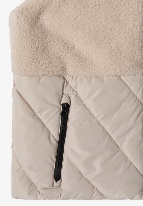 Beige Jacke mit Fleece-Oberfläche, gestepptem Unterteil und schwarzer Reißverschlusstasche.