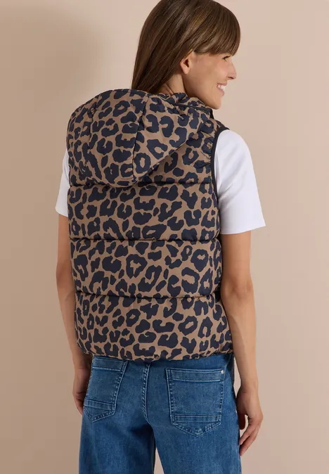 Steppweste mit Kapuze und Taschen creamy mocha Frau von hinten in Jeans und weißem T-Shirt trägt eine ärmellose Steppweste mit Leopardenmuster und Kapuze.