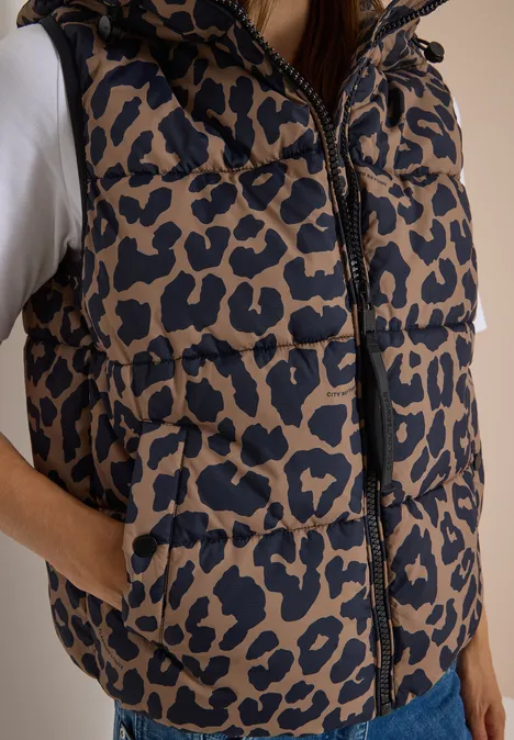 Steppweste mit Kapuze und Taschen creamy mocha Gepolsterte Kapuzenweste im braun-schwarzen Leopardenmuster mit Reißverschluss und Taschen.